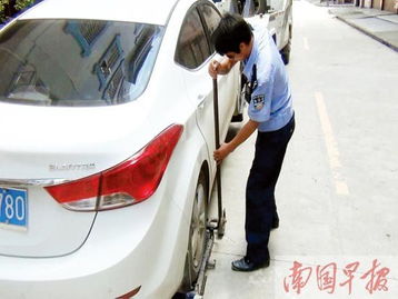交警進小區拖車引質疑 小區亂停車交警也管